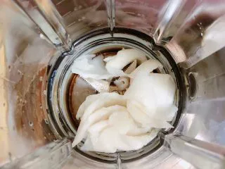 鲜椰浆苦咖啡绵绵冰（椰子油奶白顺滑诱人极了）,将椰子肉倒入破壁机中。