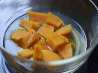 暖心红薯拿铁,取出，打开盖子（小心烫！），略放凉。