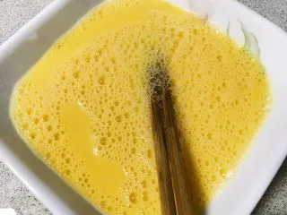 快手菜—青龙菜炒蛋,鸡蛋打散,尽量均匀。