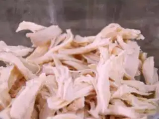 水果入菜，风味绝妙——酸辣芒果鸡丝,鸡胸肉煮好过凉水，撕成丝备用 