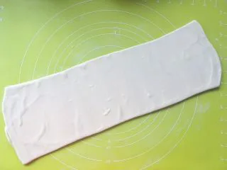 意式红烩牛柳酥,撒干粉,将松弛好的面片接口处朝下,擀成长条,长度50厘米左右