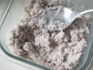 自制香芋西米露超好吃，甩糖水店几条街,4､香芋蒸好后，取一点搅碎。