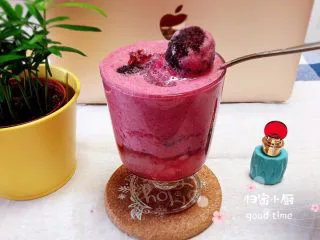 杨梅奶昔西米露,一杯酸甜可口的杨梅奶昔西米露就做好了!