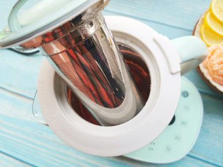 自制高颜值低卡水果茶,取出红茶叶。