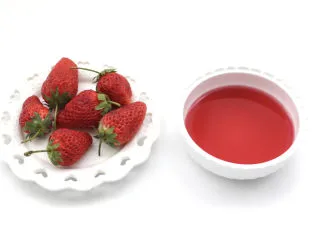 草莓蔓越莓气泡饮,首先备齐所有的食材。