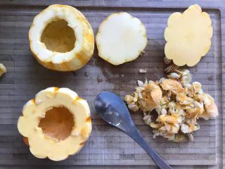 奶香金瓜燕麦糊,金瓜洗净,切去顶部留做盖,用勺子挖去籽