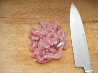 三丝茄子：香辣过瘾的潇湘风味下饭菜,猪肉洗净切粗丝。