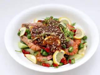 泰式风味酸辣虾,倒入调制好的调料汁。