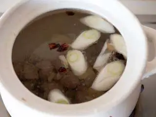 牛腩白萝卜煲汤,放入葱段，姜片，加了几粒大料（花椒大料或香叶随自己口味添加） 水要放足，中途不要加水。小火煲一个半小时。