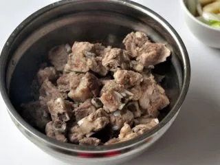 香辣干锅排骨, 将焯好的排骨，捞出沥干水份