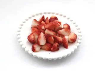 草莓蔓越莓气泡饮,草莓用淡盐水浸泡后，洗净去蒂切块。