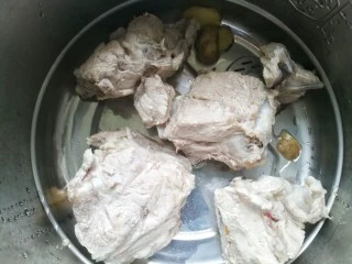 简单好喝的筒子骨玉米汤,放入锅中。