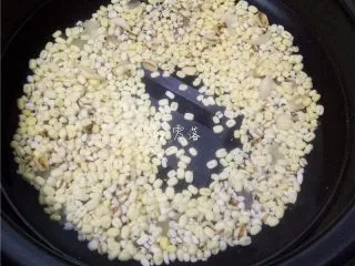 绿豆薏仁糖水,加够足量的清水；