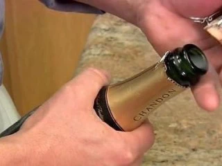 石榴气泡鸡尾酒,当听到“啵”地一声,并且,看到酒瓶口有气体飘逸而出,说明开瓶成功