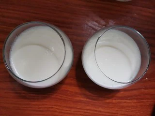 双色青提果冻杯,倒入杯子里凝固放冰箱冷藏一小时