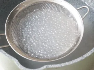 自制香芋西米露超好吃，甩糖水店几条街,3､煮好的西米捞出过一下冷开水，然后捞出备用。