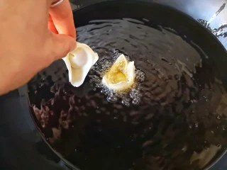 锦卤馄饨——《风味人间》复刻版,锅中宽油烧至5成热，下入馄饨。