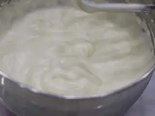 秋冬能量甜点—布朗尼, 将鸡蛋加入砂糖高速打至体积膨大发白,出现明显清晰纹路的浓稠状态(如果不好打发可以隔热水进行打发)