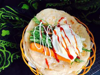 手抓饼——完美复制街头小吃,饼放苦菊,火腿肠,鸡蛋 挤上沙拉酱,番茄酱就可以吃啦