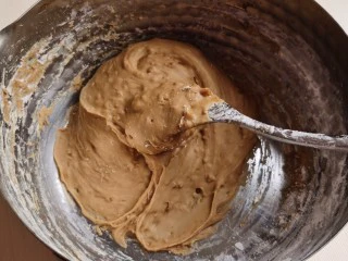 宅家自制珍珠奶茶,用勺子快速搅拌成面团。如果面团特别软就再加一点木薯粉，要是干就加少许热水。