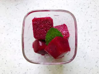 火龙果薄荷气泡水,再放几片薄荷,直至堆积至杯子的八分高处