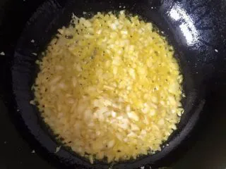 大新疆风味炸酱面 ,准备工作做完了，现在就开始，锅里倒油，烧热，把切碎的洋葱末下锅爆香