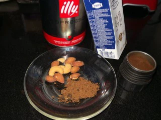 快手榛果拿铁,原材料。