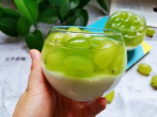 双色青提果冻杯,好看好吃的青提果冻杯就做好了