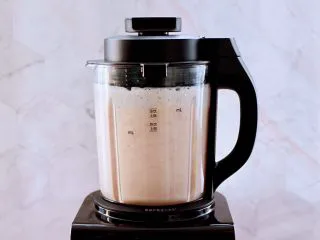 苹果蔓越莓奶昔,这个时候你就可以坐等美味的饮品啦。