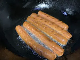 街边小吃一东北煎肠,小火煎