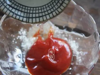 糖醋脆皮豆腐,倒入白醋；