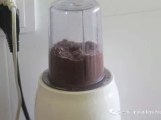 老北京小吃之“驴打滚”,打好红豆泥尝一下,调整红糖的计量到自己喜欢的甜度。