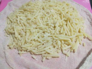 山西小吃炒不烂子,蒸好的土豆拿出来。