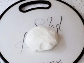 抹茶奶冻白玉丸子,先用筷子搅成絮状,再揉成光滑的面团