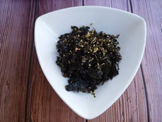 风味炒花生米,大约30克左右。