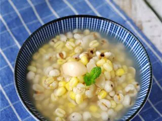 绿豆薏仁糖水,冰镇后，【绿豆薏仁糖水】口感更好。