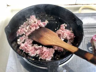 土豆的101种吃法➕火山肉末土豆泥,热锅后加适量食用油,加入肉末煸炒