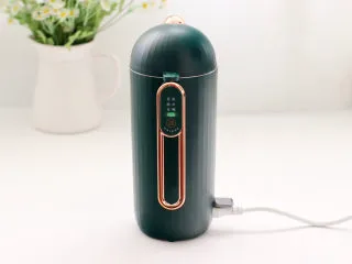 高颜值樱桃气泡冰饮,启动果蔬键开始榨汁。