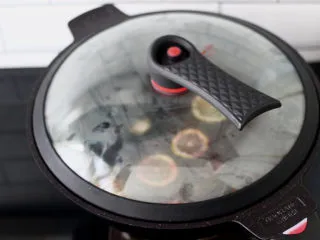 桑葚柠檬冻撞奶,盖上锅盖大火烧开。