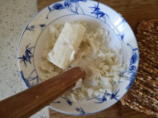 团团圆圆——珍珠圆子,放入碗中捣成山药泥。