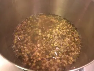 清凉一下绿豆汤,搅拌融化放凉再冰起来