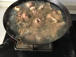 北方的“小鸡喝饼” 材料简单，饭菜同出！！,开水氽鸡煮2分钟