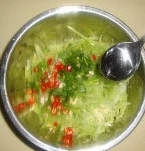 傣族风味菜：凉拌莴笋丝,莴笋加小米椒、香菜、蒜、白醋、盐、鸡精、花生碎拌匀