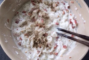 中式传统小吃——腊味萝卜糕,根据个人喜好,可以加少许胡椒粉和糖调味