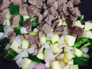 异域风情菜—咖喱土豆牛肉煲,然后加入压熟且沥干水分的牛肉