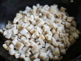 下饭神器小炒藕丁,起锅热油，下入藕丁翻炒至藕丁变色。
