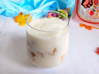 夏日低脂消暑甜品:果麦脆酸奶杯,再倒入酸奶。
