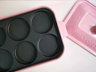 复刻街头美食~网厨第一个肉蛋堡,我这次用的是多样屋妙厨锅火锅烧烤一体锅,因为有六圆盘,可以直接一次性做一家人的。这次为了拍照方便就操作一份肉蛋堡给朋友们!