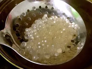 度夏消暑好饮品,火龙果西米露(附西米快熟方法及注意事项),捞走,放入凉开水中。