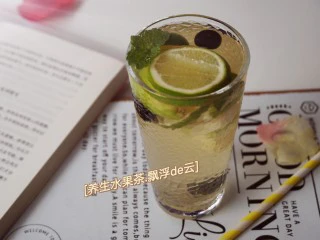 ㊙自制水果茶.清爽酸甜.夏季必备,天气炎热时可加入适量的冰块。